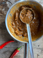 Lade das Bild in den Galerie-Viewer, Rindergulasch - Black Line