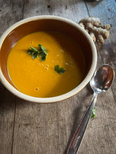 Lade das Bild in den Galerie-Viewer, Karotten-Ingwer-Suppe